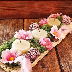 Tischdekoration - rosa Gänseblümchen aus grünem Moos, 10/28 cm