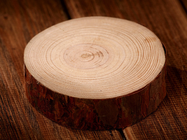  Plaster  drewna świerkowego, średnica 10-12 cm, grubość 2-4 cm