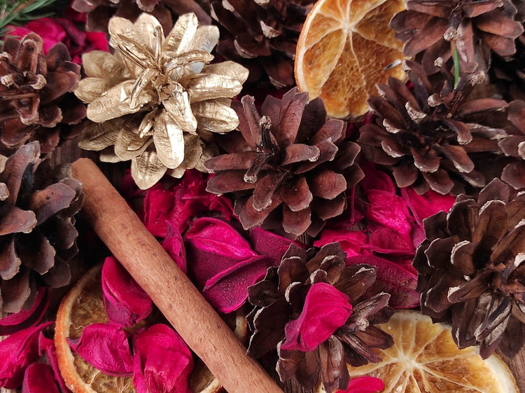 Potpourri naturalne wz 5 szyszki, cynamon, suszone pomarańcze, platki