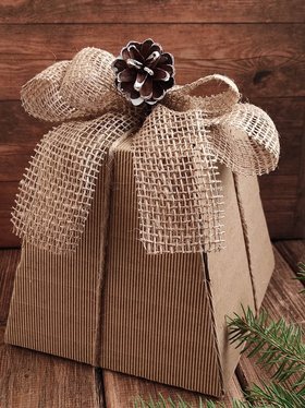 Gift box with a jute bow 16/16/21 cm