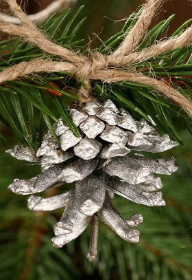 Set von 6 handgemachten Zapfen-Gehängen Silbern