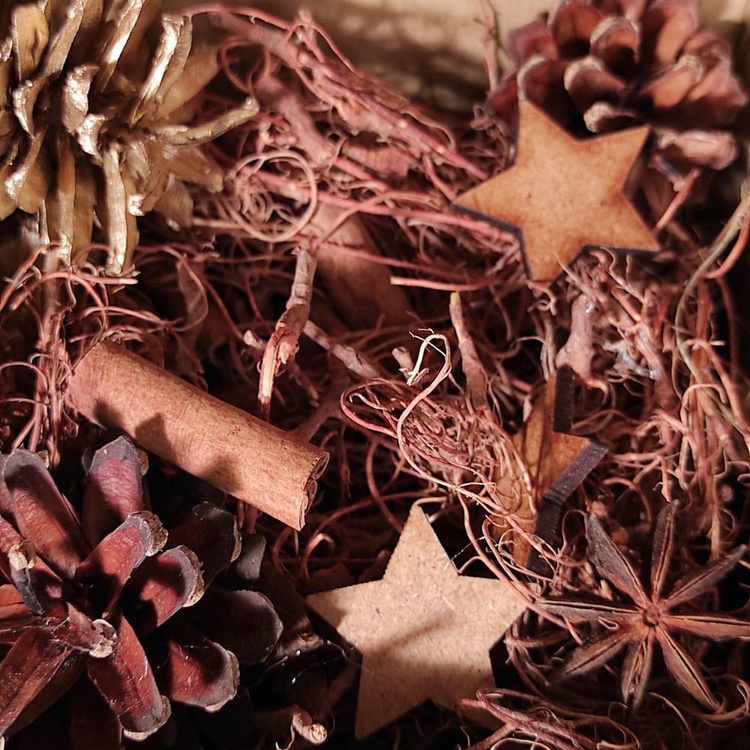 Potpourri-Zimt, Tannenzapfen, Sternanis, Wurzeln, Holzsterne 