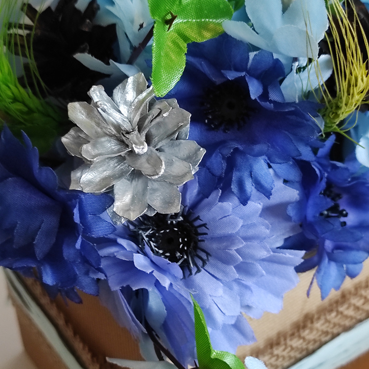 Feathers in box - dark pink