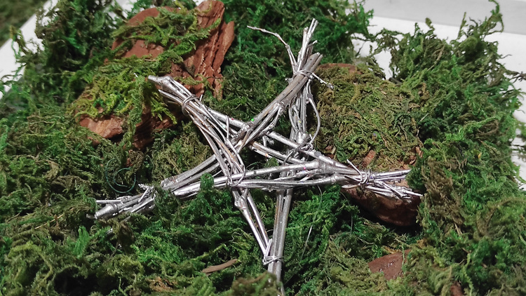 Naturalne dekoracje świąteczne z mchu i drewna – pomysły na stroiki DIY