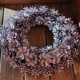 Wianek z szyszek różowy 25 cm