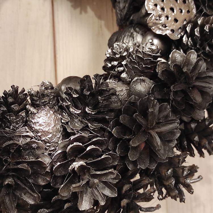 Wianek Świąteczny GrandDeco 25–30 cm – Kolekcja Premium | Naturalne Szyszki, Eleganckie Dodatki, Ręczne Wykonanie