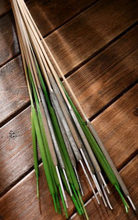 Strauß aus Rohrkolben, grün-silbern