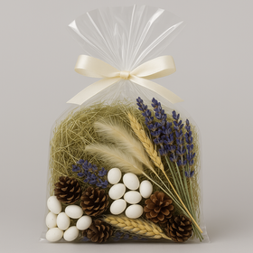 Naturalna dekoracja wielkanocna w woreczku prezentowym – sianko, szyszki, lawenda, kłosy i piórka