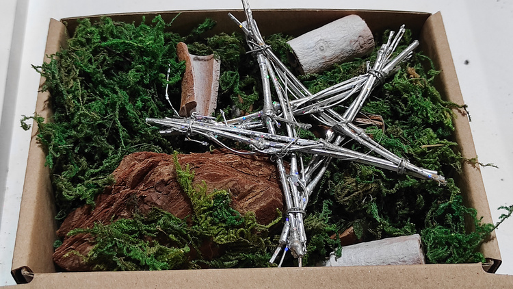 Naturalne dekoracje świąteczne z mchu i drewna – pomysły na stroiki DIY