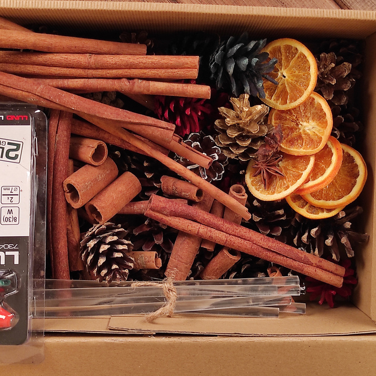 Świąteczny Box DIY – szyszki & cynamon + klej