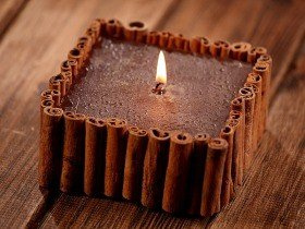 Kerze mit aromatischen Stangen Zimt 12 x 12 cm