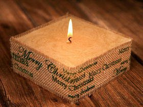 Rustikale Kerze in Jute - Frohe Weihnachten 100/100 mm