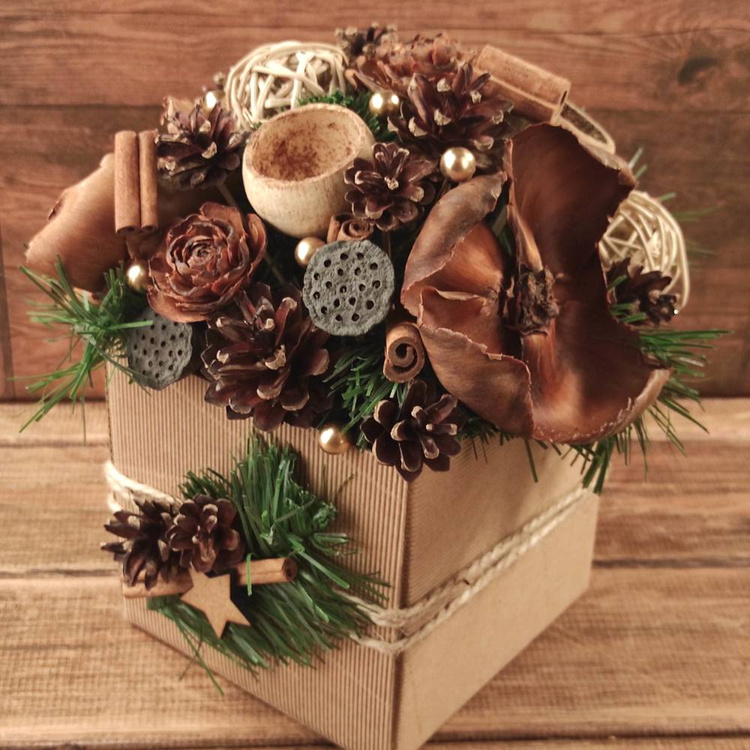 Dekoracja świąteczna box GrandDeco 20-25 cm – naturalna ozdoba z szyszek i cynamonu, rustykalny styl