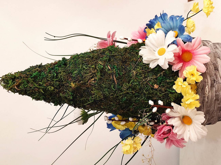 Spring composition in a 35 cm wicker basket 