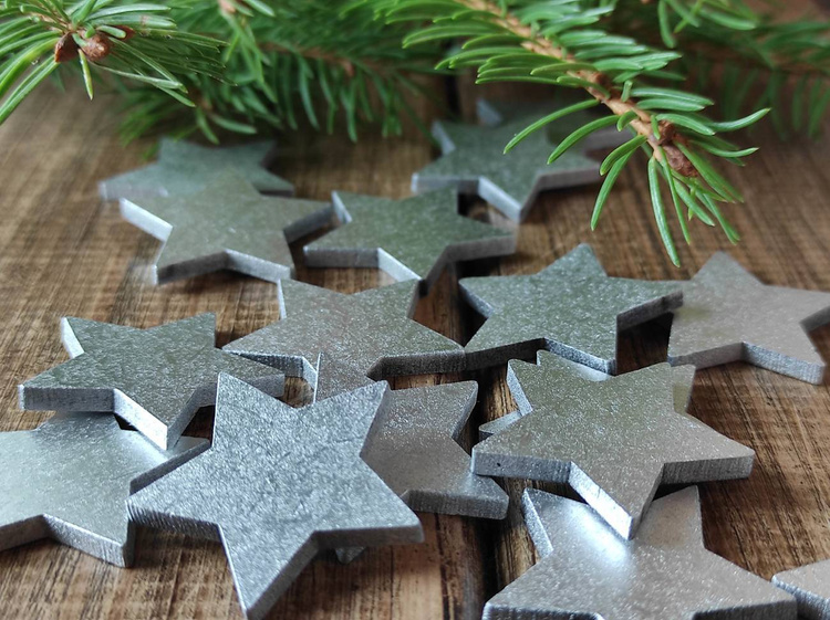 Gwiazdki drewniane srebrne 3 cm – ozdoby świąteczne do jasnych, przytulnych wnętrz (12 szt.)
