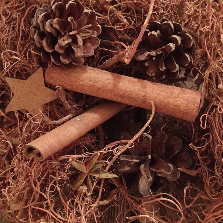 Potpourri-Zimt, Tannenzapfen, Sternanis, Wurzeln, Holzsterne 