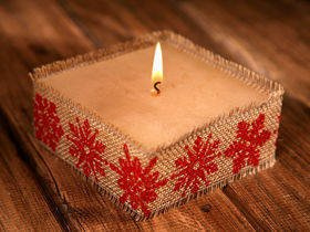 Rustikale Kerze in Jute - rote Schneeflöckchen 100/100 mm