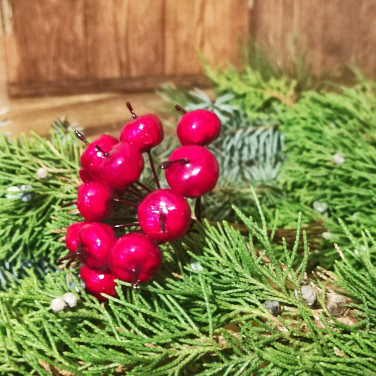 Apples on wire 2 cm 12 pcs/bunch