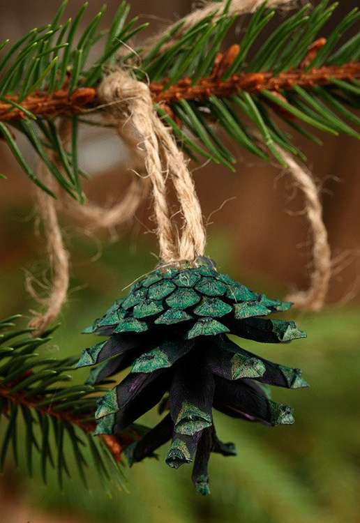 Set of 6 handmade cone-hanger green