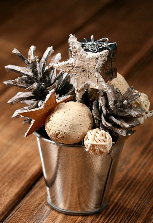 Christmas spray bucket of variety - white