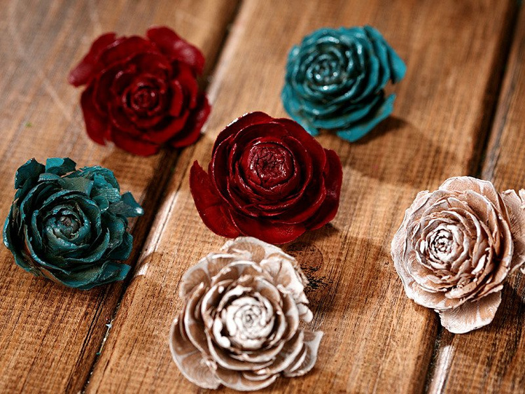 Róże z szyszek malowane – miks kolorów czerwone, turkusowe i bielone – 12 szt. dekoracje świąteczne GrandDeco