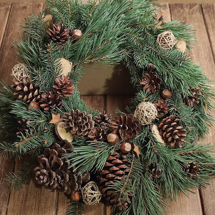 Ein Kranz aus frischen Fichtennadeln mit Winteraccessoires, 30 cm