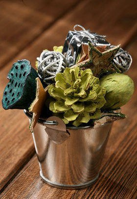 Christmas spray bucket of variety - green