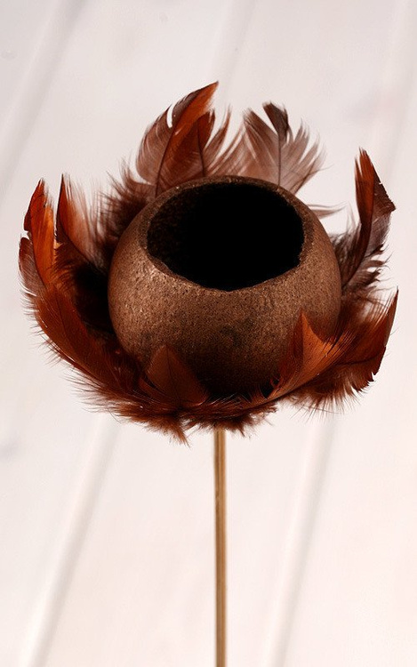 braunes Bell cup am Stäbchen mit braunen Federn
