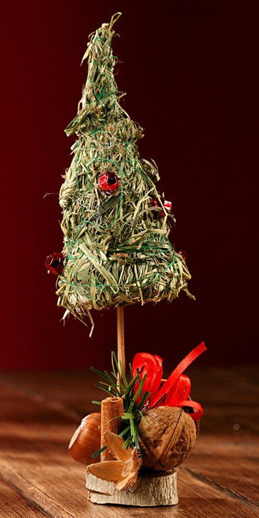 holiday tree (Hannah Collection) of fragrant hay ca 18-22