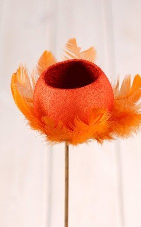 oranges Bell cup am Stäbchen mit orangen Federn