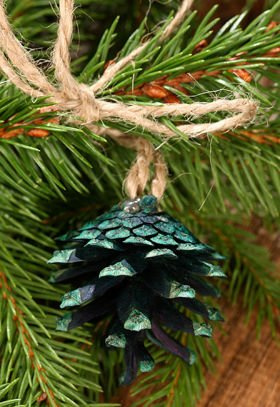 Set of 6 handmade cone-hanger green