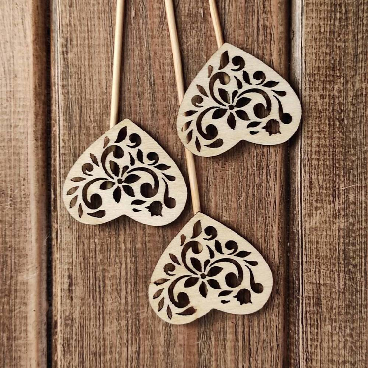 Set mit 3 durchbrochenen Holzherzen auf dem Gipfel. 4/20 cm