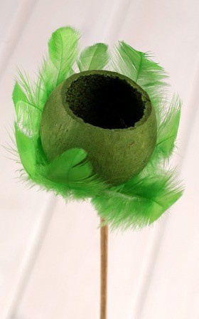 grünes Bell cup am Stäbchen mit grünen Federn