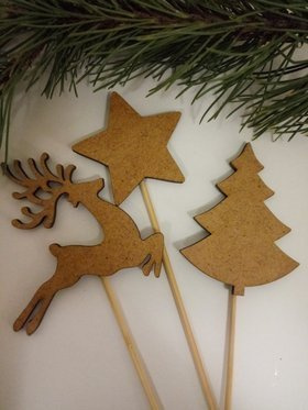 Weihnachtsschmuck 6 cm Holzfiguren auf 20 cm Höhe - 3 Stück / Pack