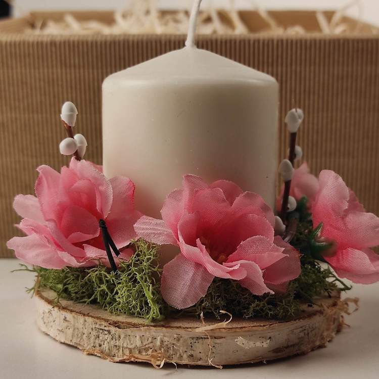 dekoracja wielkanocna na stół, świeca wiosenna na drewnianym plastrze ok 100/120 mm