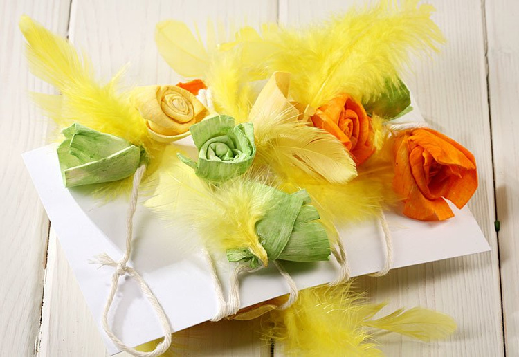 Girlande aus Blumen und Federn - 200 cm