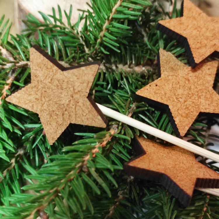 Weihnachtsschmuck. Holzsterne auf der Spitze 20 cm-12 St./Pack
