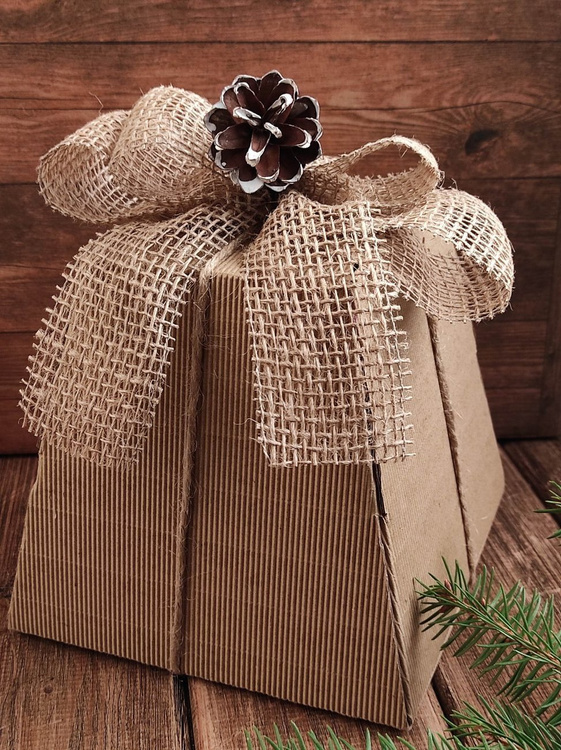 Gift box with a jute bow 16/16/21 cm
