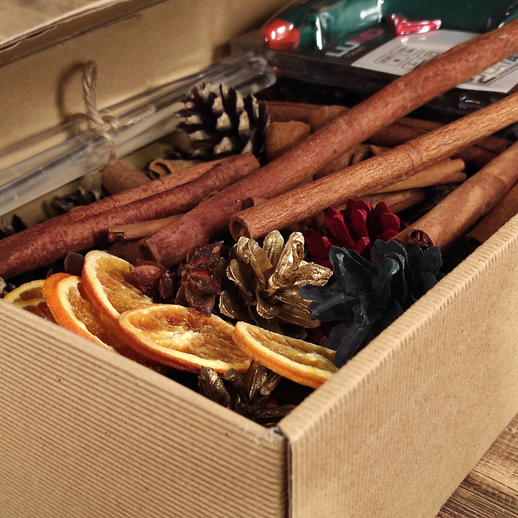 Świąteczny Box DIY – szyszki & cynamon + klej