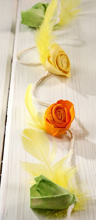 Garland of flowers and feathers - 200 cm