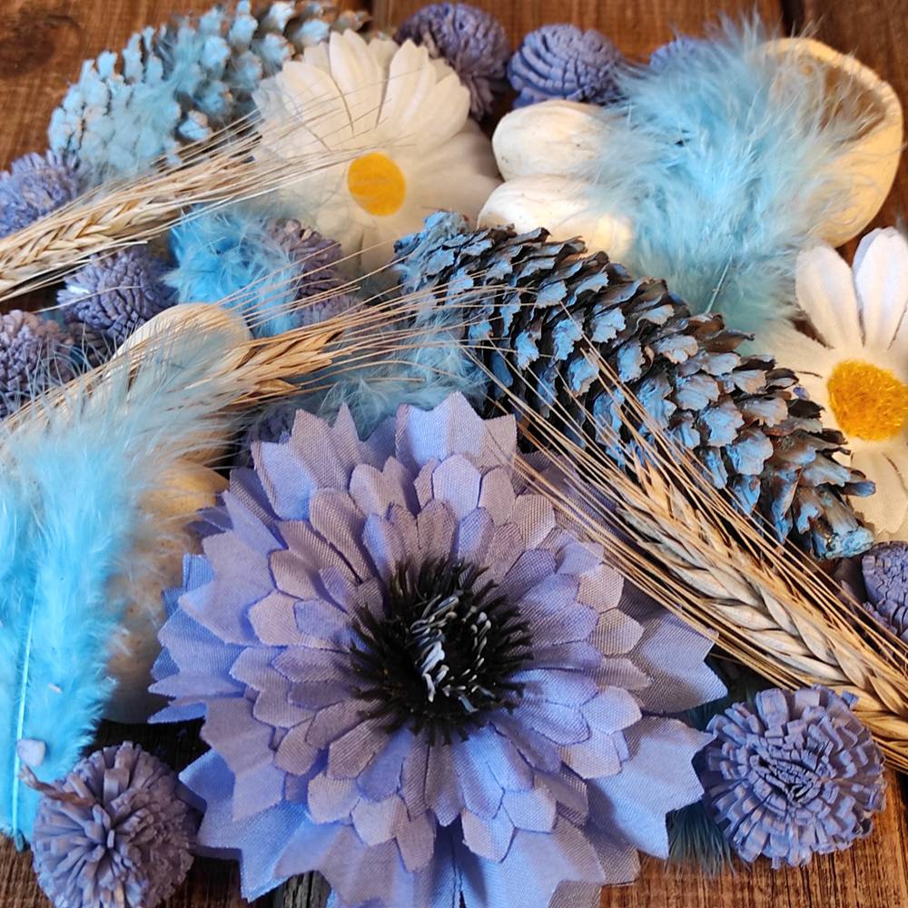 Suszone rośliny do skropienia olejkiem o ulubionym zapachu, całość w kolorystyce błękitów