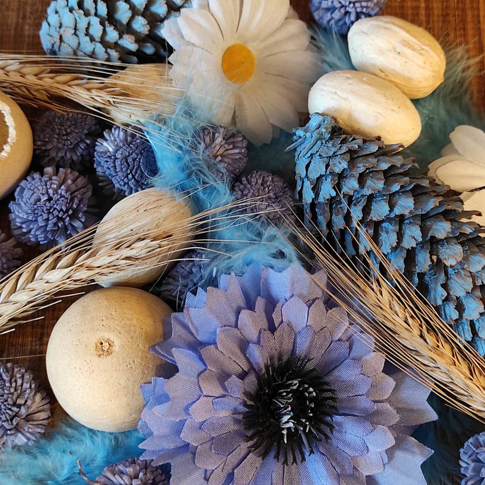 Suszone rośliny do skropienia olejkiem o ulubionym zapachu, całość w kolorystyce błękitów